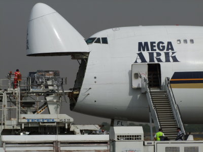 1306 11th January 09 Singapore Airlines 747-400 at Sharjah Airport.jpg