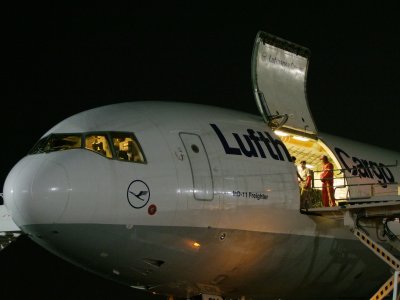 0440 9th February 09 Lufthansa MD11 offloading at Sharjah Airport.jpg