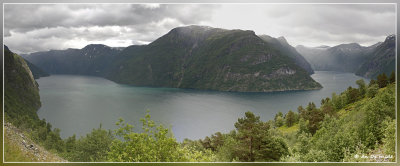 zicht op begin Geirangerfjord (rechts)