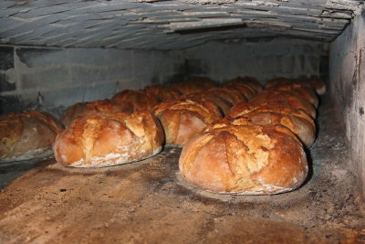 Bread in bakers oven kruh v kruni pei_MG_9273-111.jpg