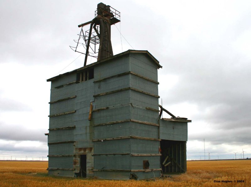 Wastella - Old studdes construction elevator - No rail service.