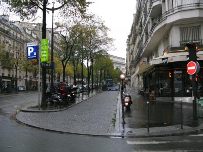 Looking up the street toward Arche de Triumphe