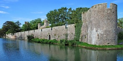 Moat  and wall, Wells (2665)