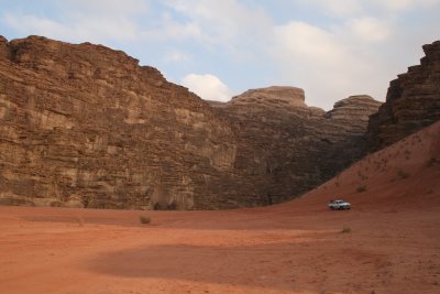 Un guide, un chauffeur, nous et le Wadi Rum