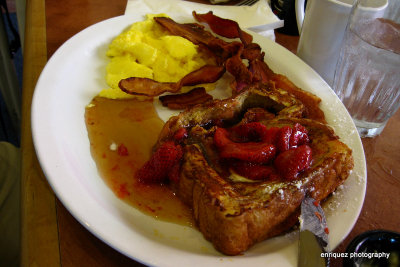 FRENCH TOAST WITH STRAWBERRYS........
