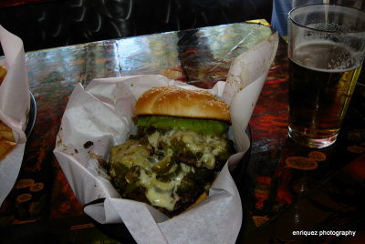 CHEESE BURGER WITH CHILIES AND GUACAMOLE