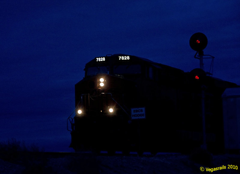 BNSF 7828 at  the signal of hodge