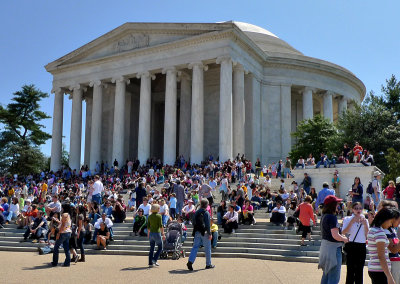 Holiday crowds, Jefferson Memorial