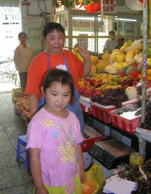 Beijing market - mother & daughter