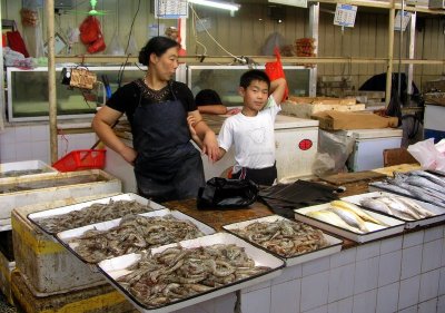 Beijing market - mother & son fishmongers