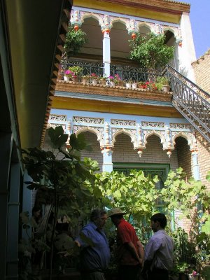 Koziquiyabixi - garden of neighborhood's most beautiful home