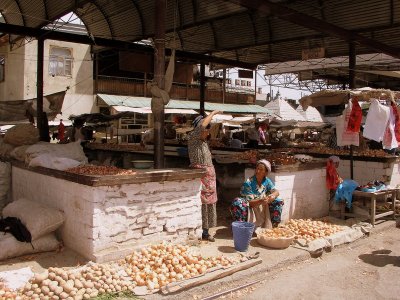 Margilan (Fergana Valley) - market - potatoes & onions