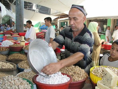 Uzbek bazaar - snack seller