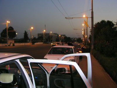 4-taxi caravan from Kokand to Tashkent - outskirts of Tashkent - drivers stop (for 3rd time) to confer on directions to hotel