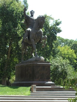 Unidentified statue in Samarkand park