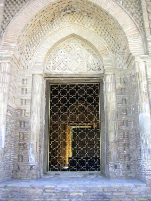 Bukara - the exquisite 10th Century Sumani Masoleum - doorway