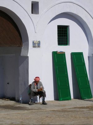 Kairouan - mosque courtyard vignette