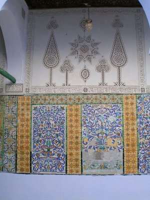 Kairouan - small mosque hallway - details