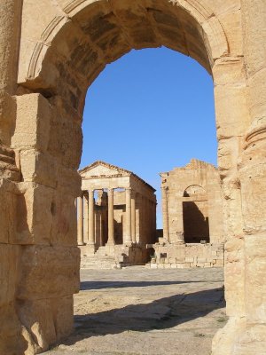 Sbeitla - view of temples through Forum entrance arch
