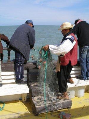 Galleon crew demonstrates net fishing