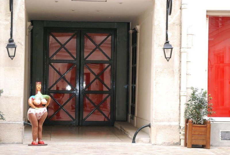 La concierge est dans la cour.