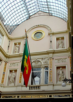 Brussels-Galerie de la Reine statues