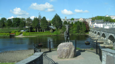 Statue of King Puck and the bridge at Killorglin