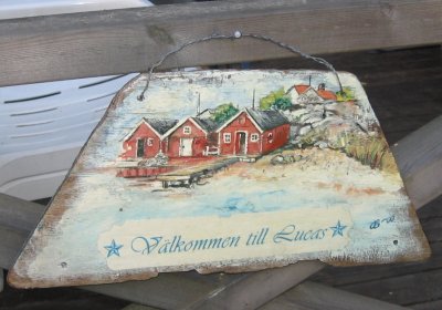 Lucas tältskylt (hobbyfärg på drivved från eka)