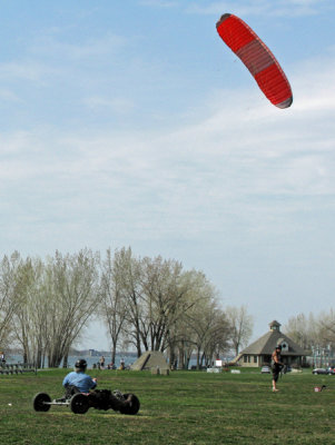 Il se fait tirer par un cerf-volant