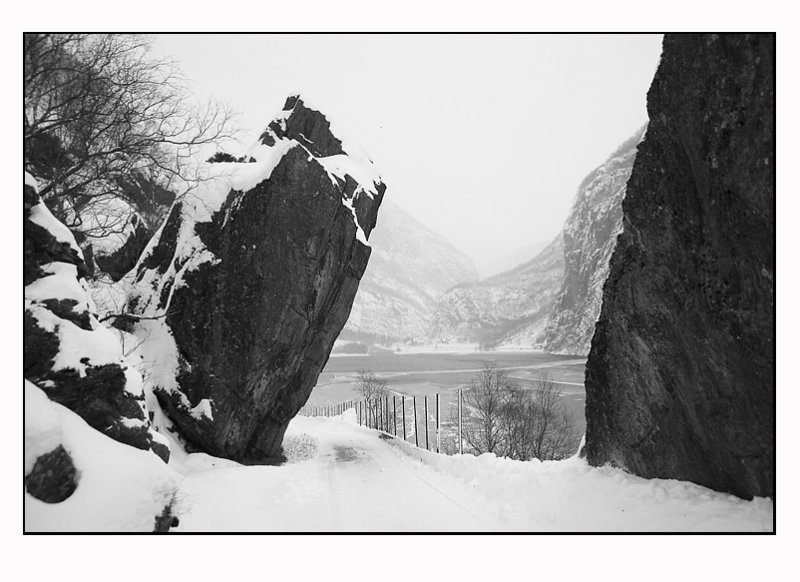 A snowy trip 9  (leaning rocks)