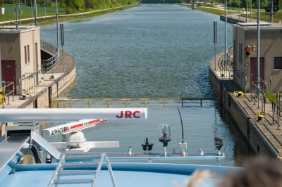 Lock gate lowering