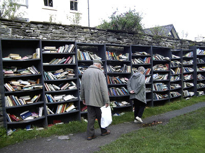 Browsing at the castle, Hay-on-Wye [BJG]