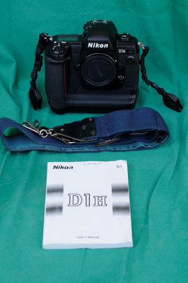 20080402_30 D1h + Manual + Strap.JPG