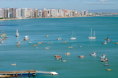 Vista de Barcos e Prdios na Beira Mar
