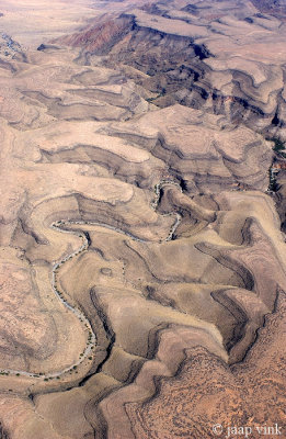 Mountainous desert landscape - Bergachtig woestijnlandschap