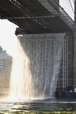 Artifical Watterfalls at Brooklyn Bridge - close-up