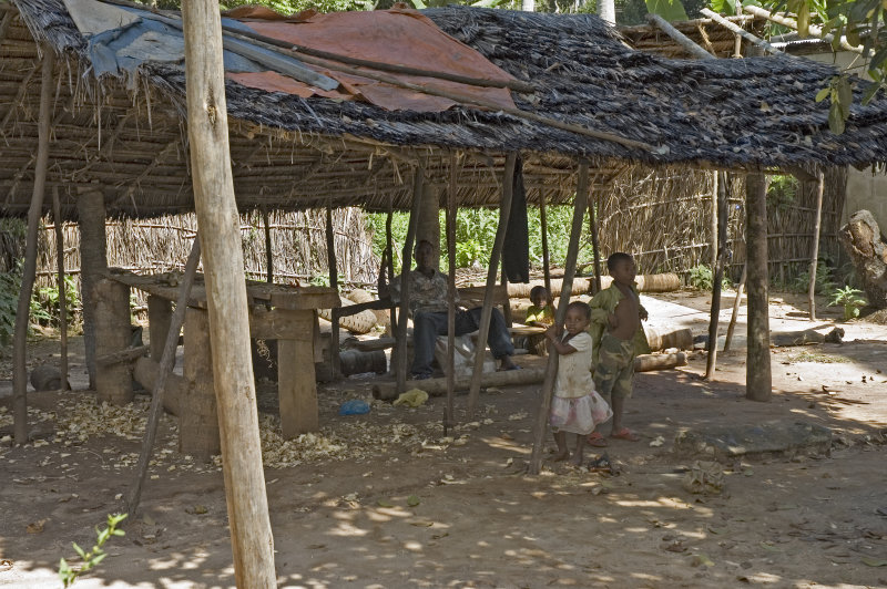 Children in Dads roadside workshop