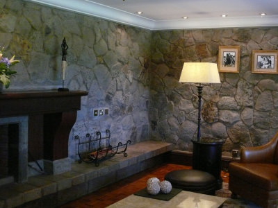 The central sitting area of the cottage is very warm & cozy - you can have dinner here