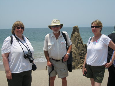 Lynda, Jim and Linda on the Malecon