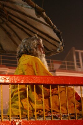 10-Swami watches Maha Aarti