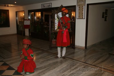 09-Khajuraho dancer at hotel