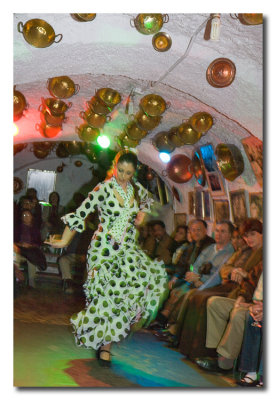 Bailaora de flamenco en una cueva gitana en Sacromonte