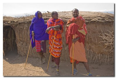 Masais y sus viviendas  -  Maasai and their houses