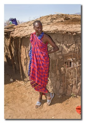Masai y su casa  -  Maasai and his home