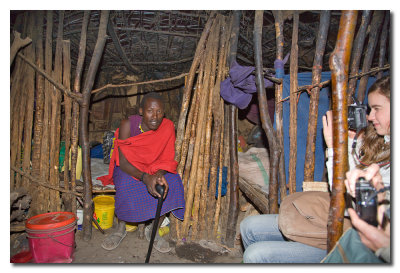 Interior de choza Masai  -  Interior of a Maasai hut