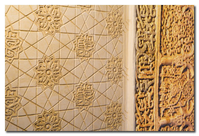 YJ6S2111 Relieves Estucos Palacio Nazaries Alhambra.jpg
