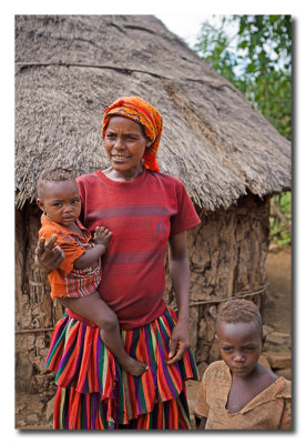 Mujer y nios Konso en su casa  -  Konso woman and children