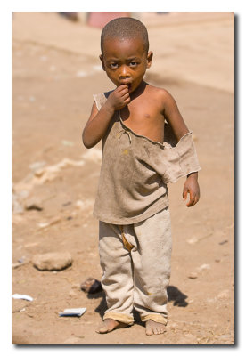Niño en una calle - Child on a street