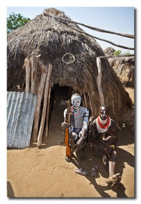 Karos en su choza  -  Karo couple at their hut