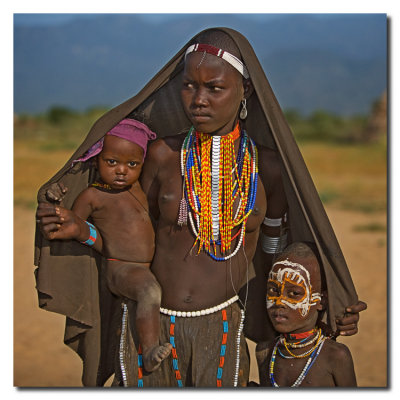 Madre Arbore con 2 hijos  -  Arbore mother with two children